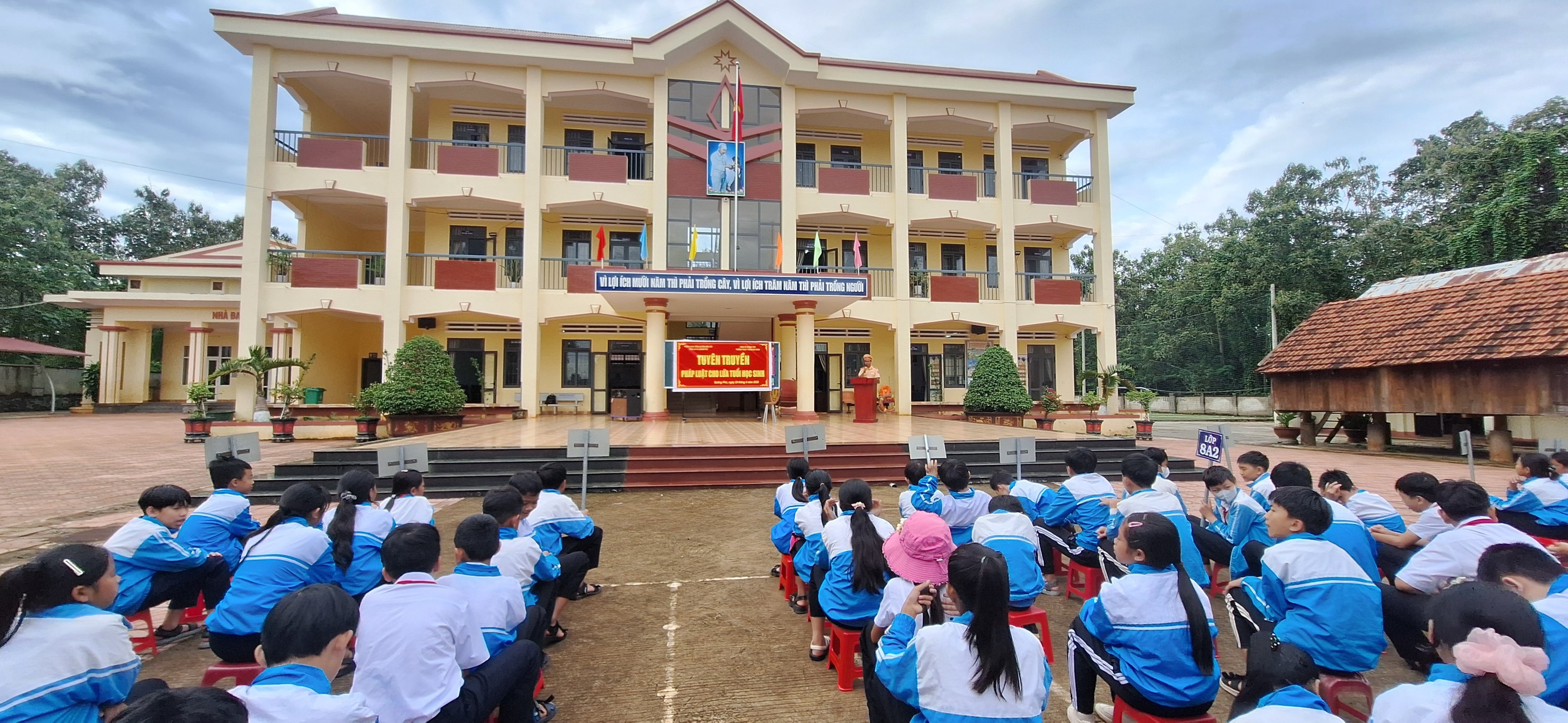 Chương trình tuyên truyền pháp luật cho lứa tuổi học sinh tại trường THCS Y Ngông Niê Kđăm